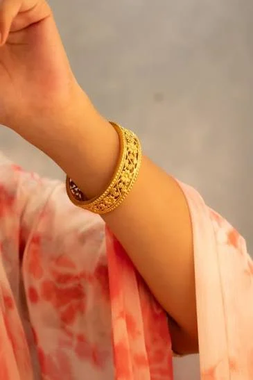 Sculpture Gold Bangle — Shreeji Jewellery